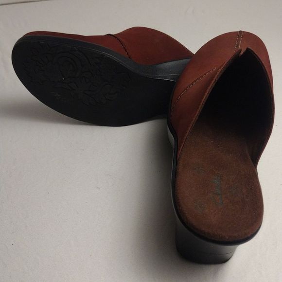 Clarks Mule SlipOn Clog Burgundy Size 7 Like New Burgundy Mule Clark Shoe Size 7 - Picture 3 of 8